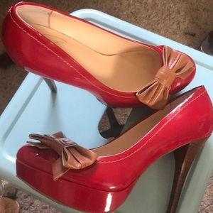 Guess red Pumps